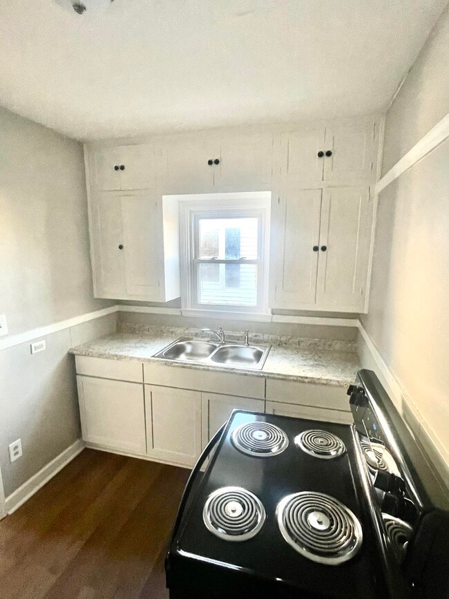 Building Photo - 120 Clyde St