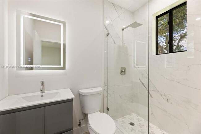 Building Photo - 3 bedroom in Miami FL 33150