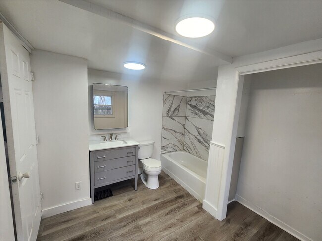 Building Photo - 28 Mather St