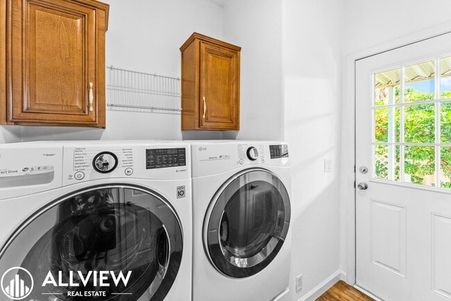 Building Photo - Stylish and beautiful 3-Bed Home with Land...