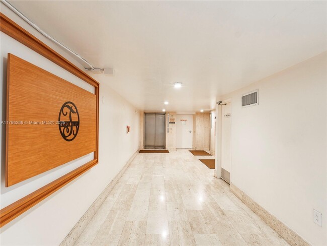 Building Photo - 2899 Collins Ave