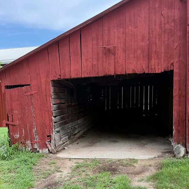Building Photo - Updated Farmhouse for rent in private sett...