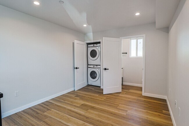 Building Photo - 2332 Carmona Ave