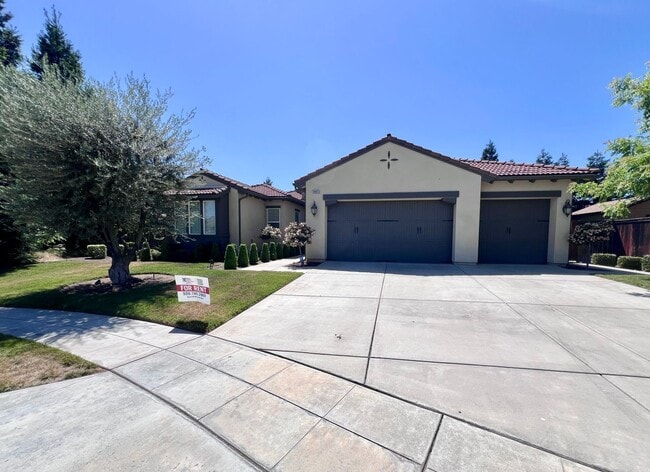 Primary Photo - $2,695 Bullard & Hwy 99, 4 Bedroom With So...