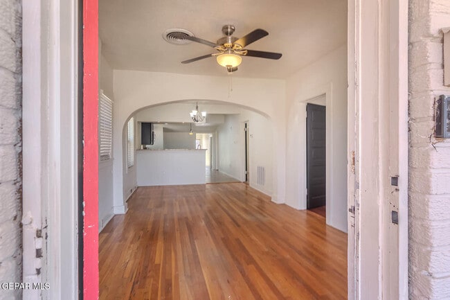 Building Photo - 3611 Yandell Dr