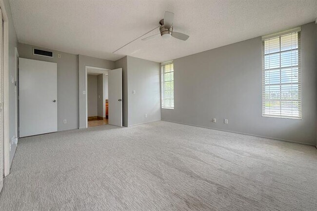 Building Photo - 3051 S Palm Aire Dr