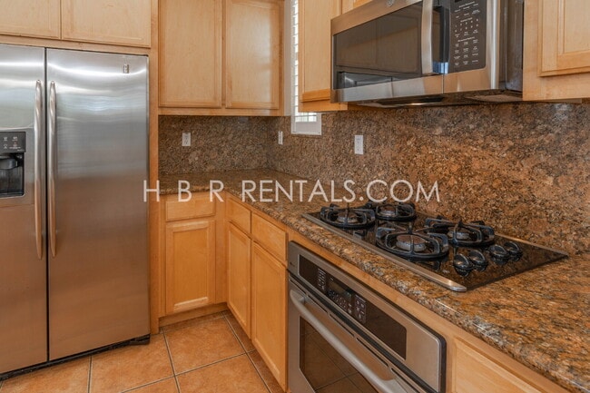 Building Photo - Comfort, Convenience & Space — Tracy Living at Its Best