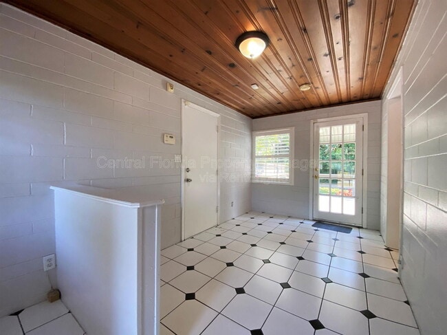 Building Photo - 256 E Crystal Lake St