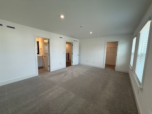 Building Photo - 3BR/3.5BA 3-Story Townhome w/ Quartz + W/D in Decatur