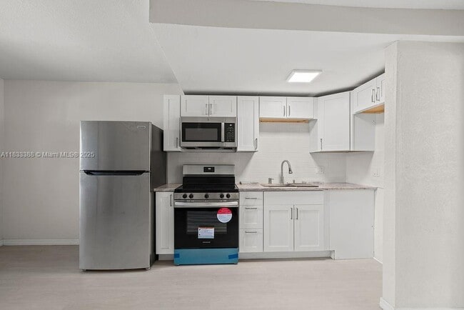 Building Photo - 2305 Tamarind Dr