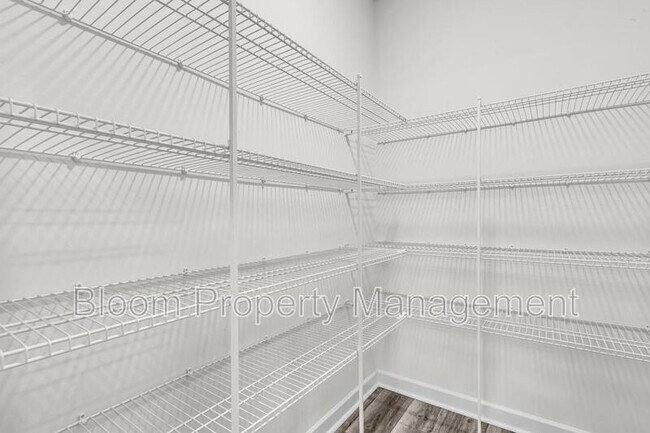 Building Photo - 450 Carrara Dr