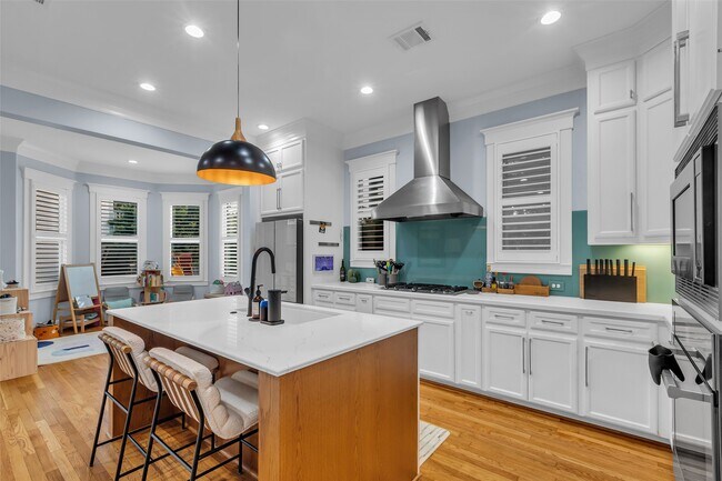 Building Photo - 340 W 17th St