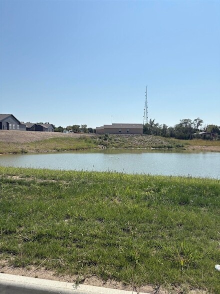 Building Photo - 4833 N Vassar Ave