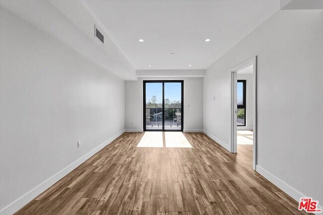 Building Photo - 1537 S Wilton Pl