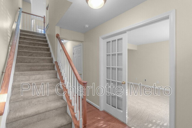 Building Photo - 10484 Alexander Martin Ave