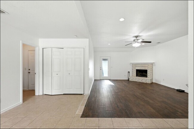 Building Photo - 1507 River Hill Dr