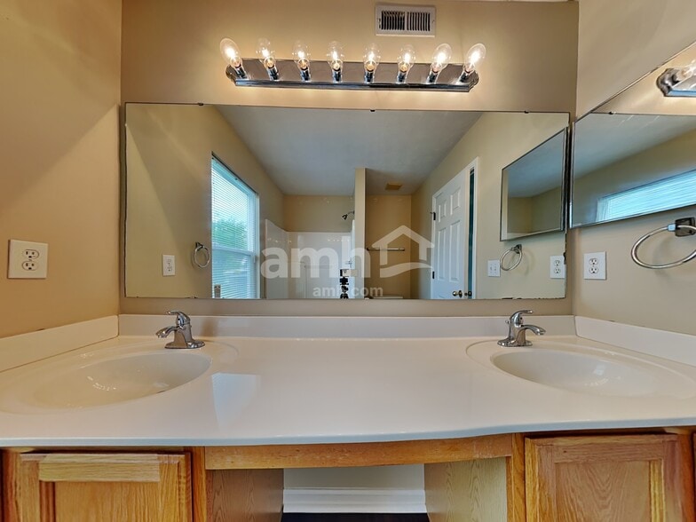 Building Photo - 3201 Creekshore Dr