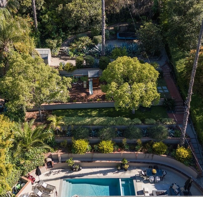 Building Photo - S of the Blvd - upgraded 4+3 w/pool + views!