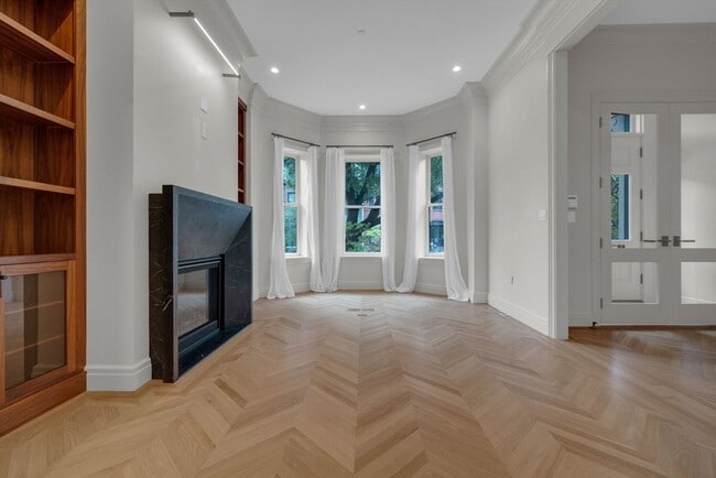 Building Photo - 352 Marlborough St