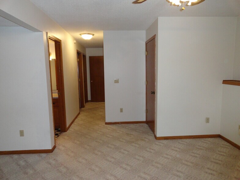 Building Photo - 1852 Evergreen Dr NW