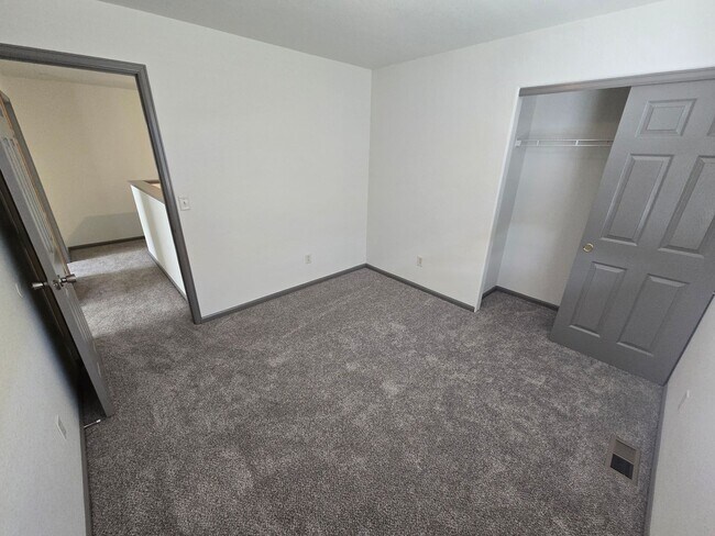 Building Photo - Spacious and Bright 4 Bedroom Home with Garage and Basement Now Available!