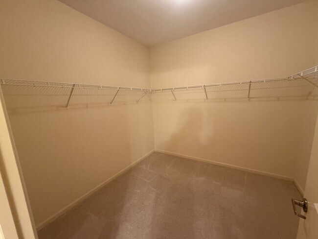 Building Photo - 2-Bedroom Townhome for professionals - The...