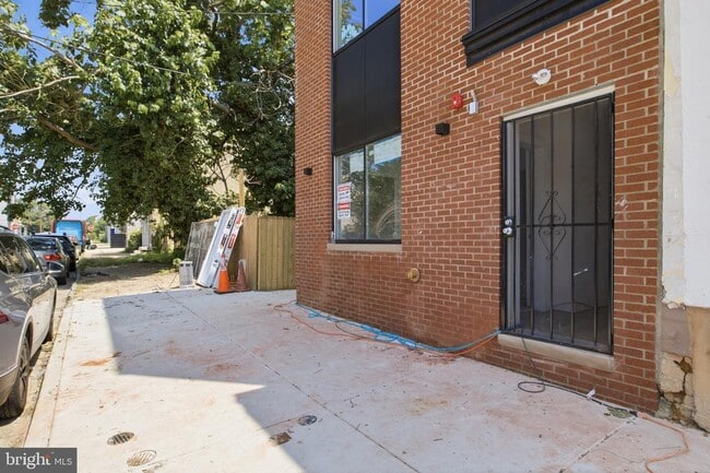 Building Photo - 613 Brooklyn St