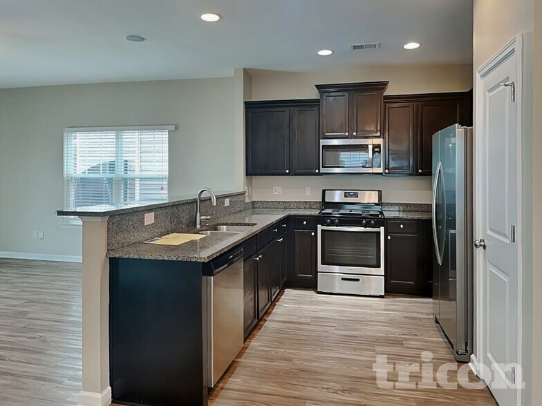 Building Photo - 423 Lanyard Ln