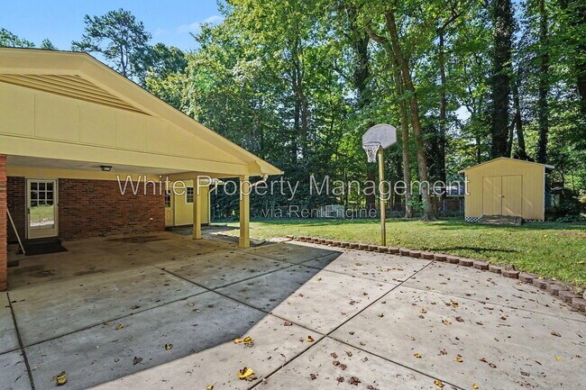 Building Photo - 7017 Linda Lake Dr