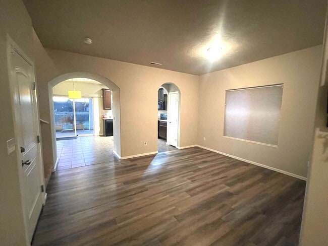 Building Photo - Charming Very Spacious 2-Story Home for Rent in Pasco, WA – Ideal Location Off Road 68!