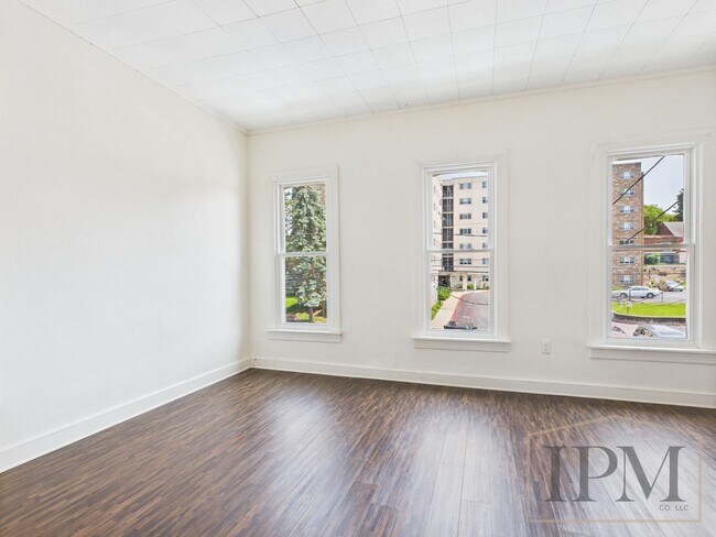 Building Photo - Available Now! Spacious 5 Bedroom Home Loc...