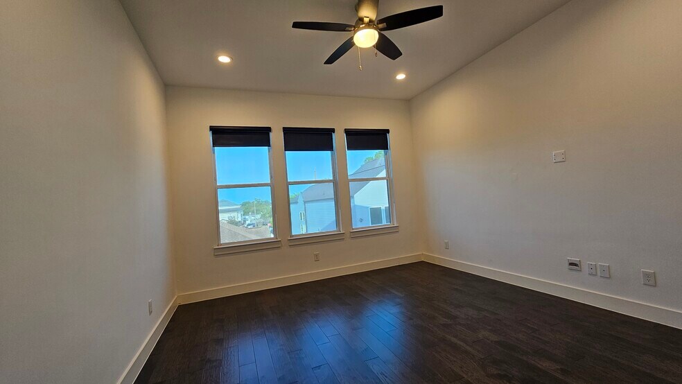 Master BR - 3404 Rogers St