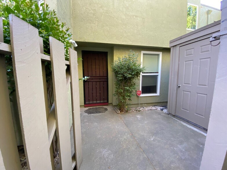 Building Photo - 24352 Dover Ln