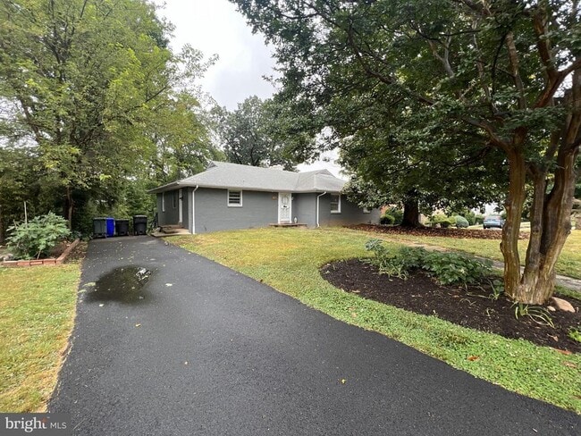 Building Photo - 2747 Fort Scott Dr