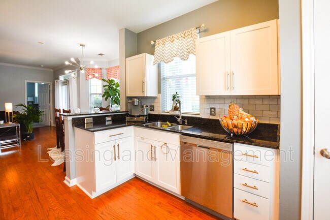 Building Photo - 130 River Landing Dr