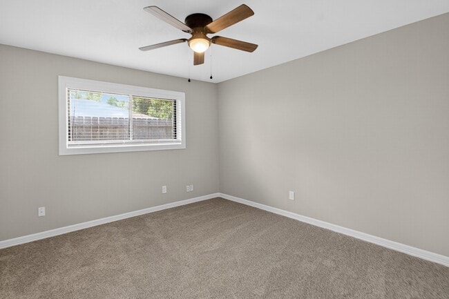 Building Photo - 2027 Ottawa Ln