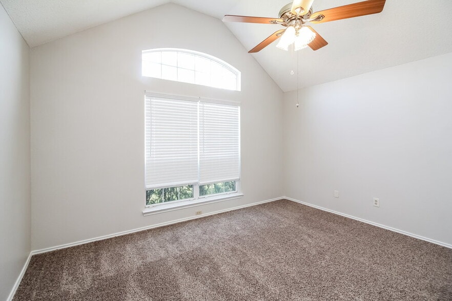 Building Photo - 2326 Weatherby Dr