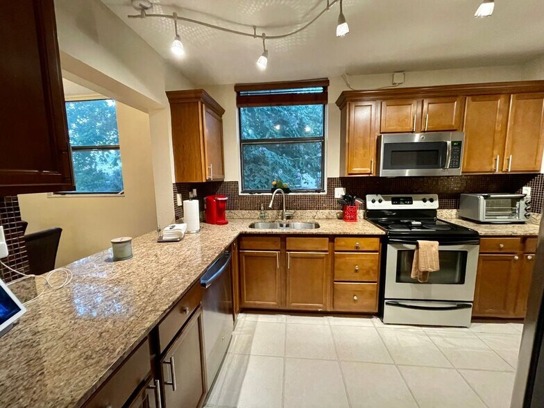 Building Photo - 8409 Forest Hills Dr
