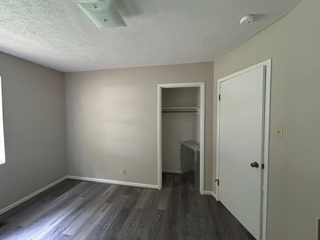 Building Photo - 310 W 6th St