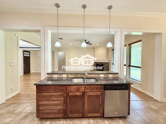 Building Photo - Beautiful 4 Bedroom Home just South of TCU!!!