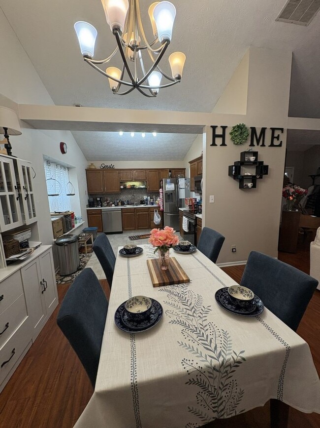 Building Photo - 3044 Village Park N Dr