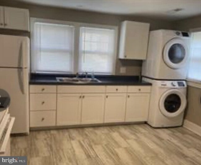 Building Photo - 915 William St