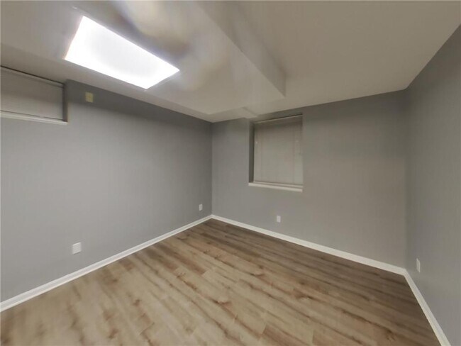 Building Photo - 820 Shenandoah Ln N