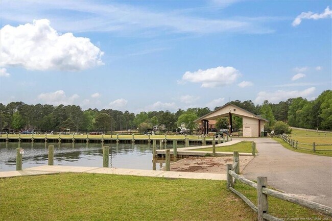 Building Photo - 275 Maplewood Dr
