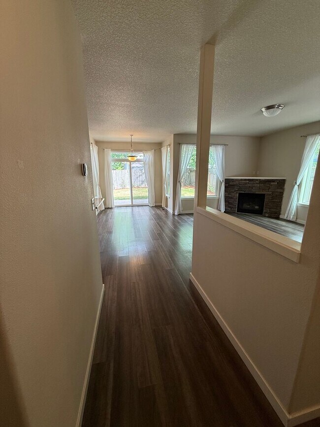 Building Photo - Gorgeous 4Bd/2.5Ba Craftsman Home in East Vancouver!