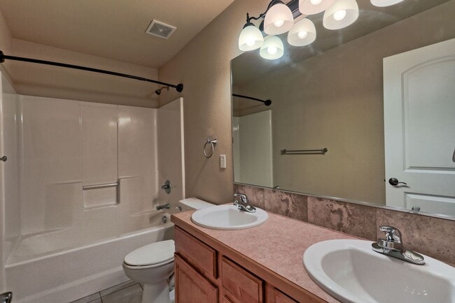 Building Photo - 4 Bedroom 3 Bath Ranch in Greeley