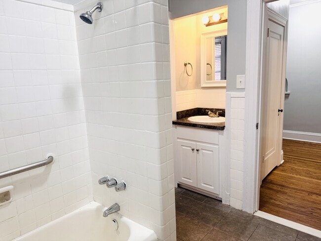 Building Photo - 711 Kenan St W