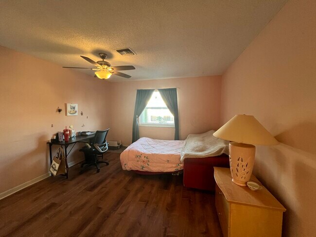 Building Photo - 1150 Boxwood Dr