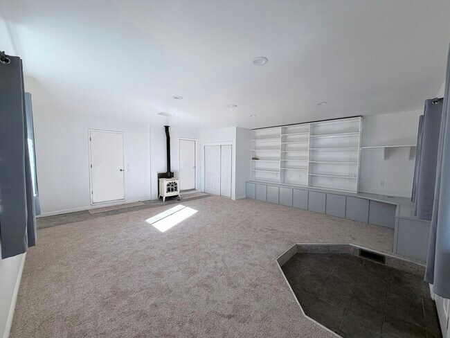 Building Photo - 670 Pine Way