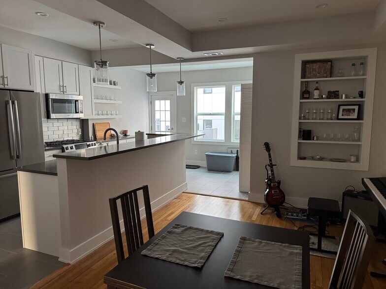 Building Photo - 1414 Quincy St NW